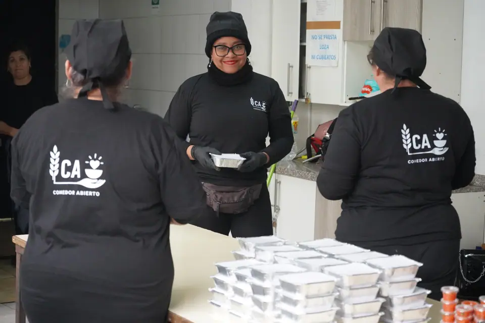 Equipo de cocina del Comedor Abierto preparando almuerzos