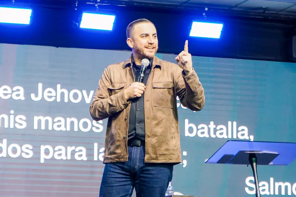Pastor Emanuel Herrera predicando
