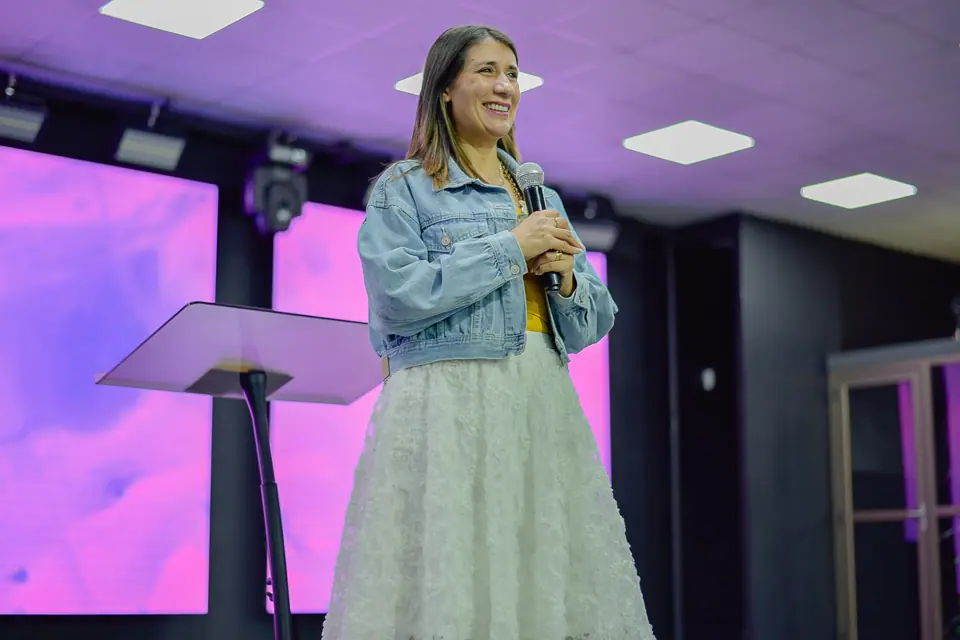 Pastora Carola Briones predicando