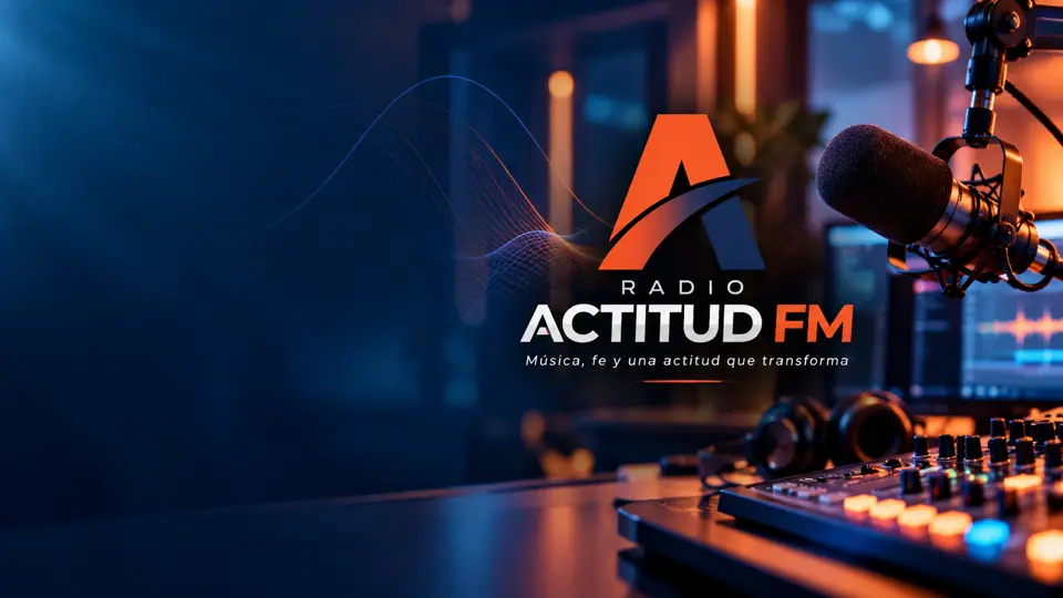 Estudio de Radio Actitud FM con micrófono y consola
