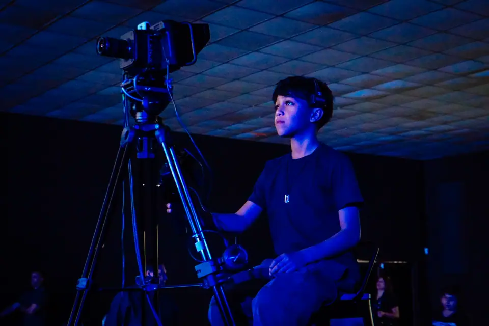 Joven operando la cámara de transmisión