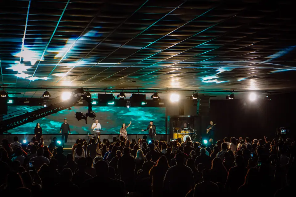 Auditorio de Cristo es Vida Pudahuel durante un servicio, con el escenario iluminado