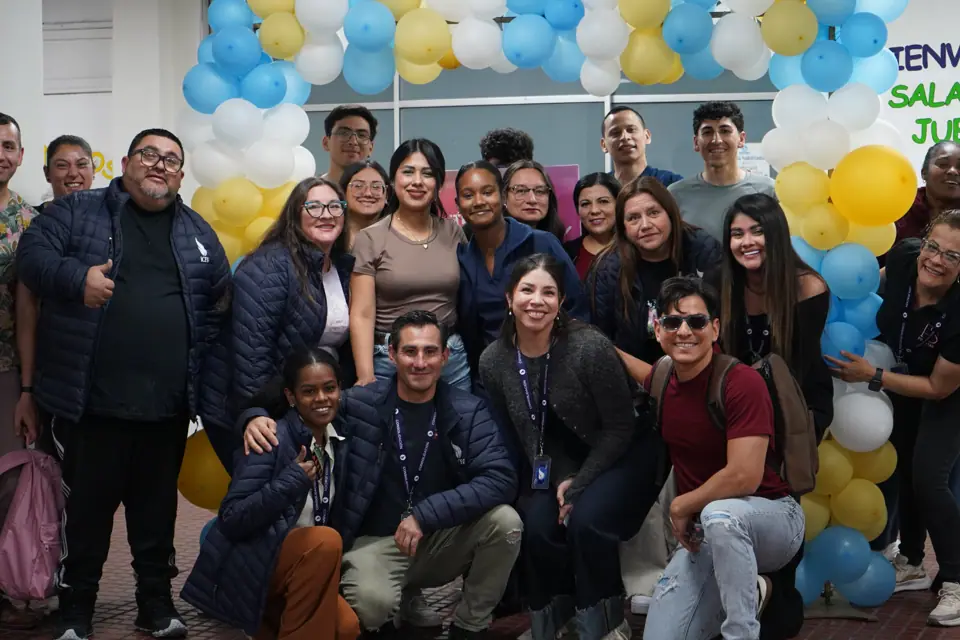 Equipo de bienvenida saludando a quienes llegan al templo de Pudahuel