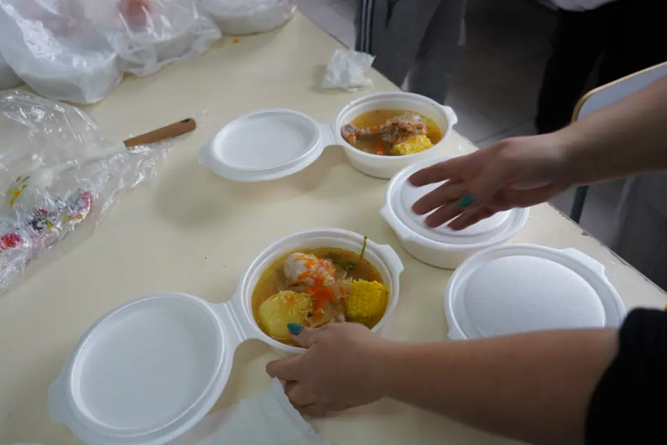 Plato de almuerzo caliente servido en el Comedor Abierto